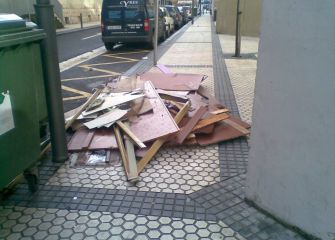 Basura en la acera