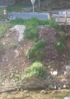 basura y escombro en el rio agauntza (ataun)