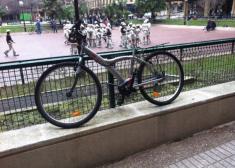 Bicis candadas en barandilla del Txofre