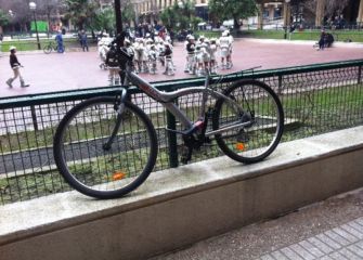 Bicis candadas en barandilla del Txofre