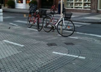 Bicis mal aparcadas en la Plaza de Zaragoza