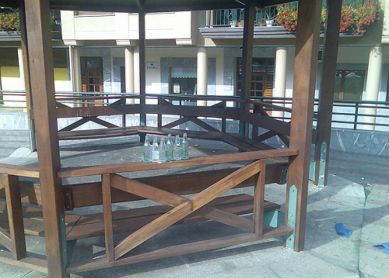 Botellas y cristales en la Plazoleta de Errota Oñati