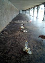 Botellon en los bajos de la Concha