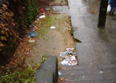 Botellon y suciedad detras de iglesias