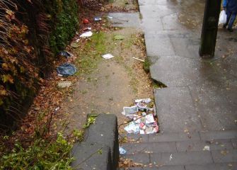 Botellon y suciedad detras de iglesias