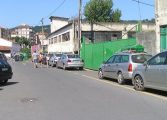 cambio de papeles:coches en la acera y peatones en la calzada