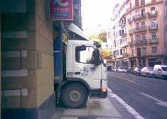 CAMION INVADIENDO DIARIAMENTE LA ACERA DE GRAN VIA
