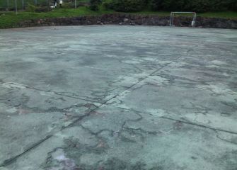 campo de futbol abandonado por completo