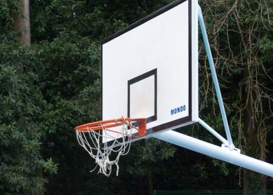 Canastas torcidas en la nueva cancha de la UPV, en Ibaeta.