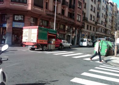 Carga y descarga en Secundino Esnaola