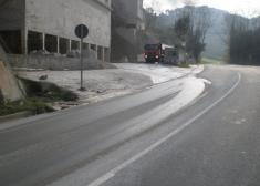 Carretera recien asfaltada pero sucia