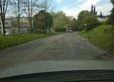 Carretera tercermundista salida Centro Comercial Carrefour