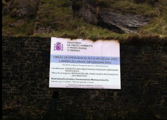 CARTELES QUE SOBRAN EN EL PASEO NUEVO