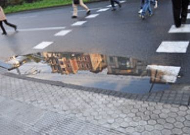 Charco en paseo Peatones en la calle Miracruz 27-Donostia