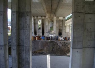 CHAVOLAS BAJO LA AUTOVIA