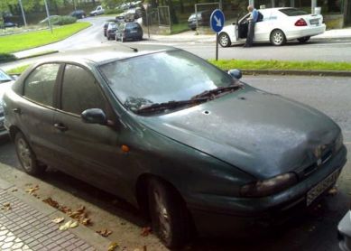 Coche abandonado en Juilo Urquijo