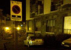 Coche aparcado en el acceso a garajes