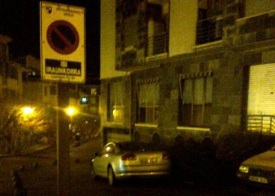 Coche aparcado en el acceso a garajes