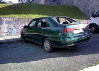 COCHE DESTROZADO y ABANDONADO