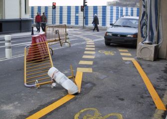 Coche en el bidegorri