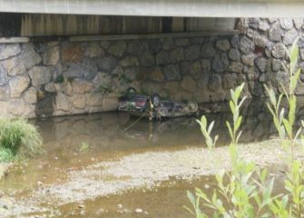 Coche en el río Oria debajo del puente