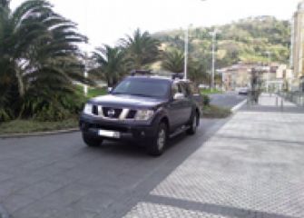 Coche mal aparcado