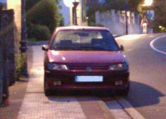 Coche mal estacionado en Rentería.