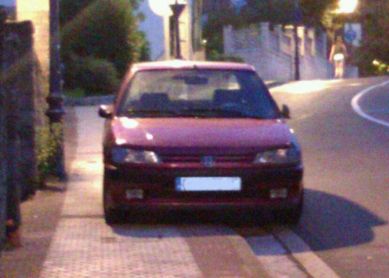 Coche mal estacionado en Rentería.