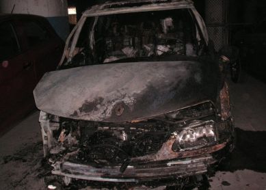 Coche totalmente calcinado