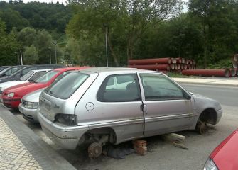 Coches abandonados junto al hipódromo