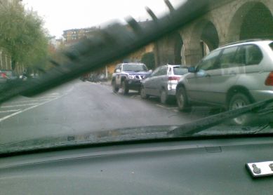 Coches de ertzaina mal aparcados