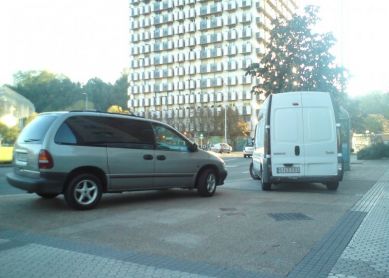 COCHES EN ACERA EN PALOMA DE LA PAZ