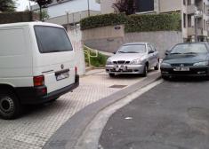 Coches en la acera (Loyola)