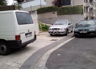 Coches en la acera (Loyola)