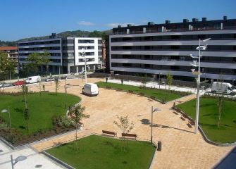 Coches en la plaza Harrobieta