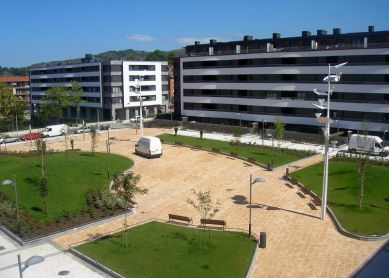 Coches en la plaza Harrobieta