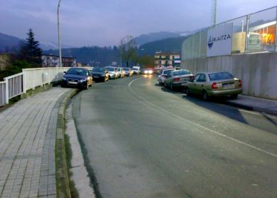¿Coches en las aceras hasta cuando? Altamira (Ordizia).