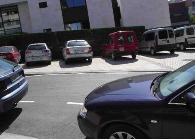 Coches encima de las aceras