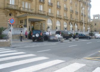 COCHES SOBRE ACERA HOTEL MARIA CRISTINA