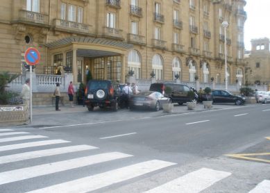 COCHES SOBRE ACERA HOTEL MARIA CRISTINA