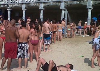 Colas para ducharse en la concha