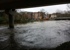 Columnas en el cauce del río