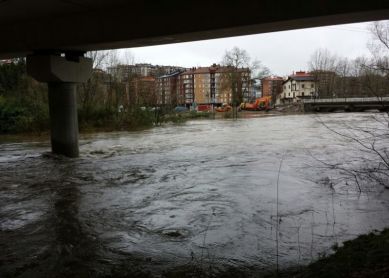 Columnas en el cauce del río