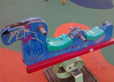 Columpios rotos en San Roque