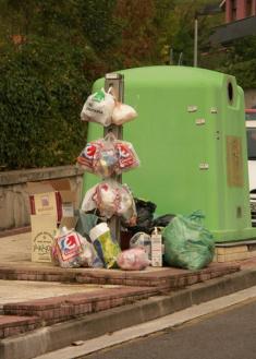 Con la basura a cuestas