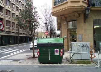 Contenedor aparcado en acera
