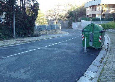 Contenedor de basura mal aparcado