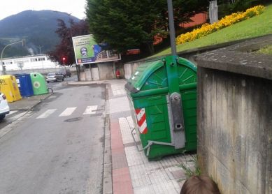 Contenedor de basuras en la acera