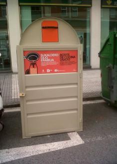 Contenedor de reciclaje invade aparcamiento de motos en Intxaurrondo Sur