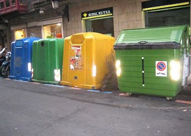 Contenedores a puerta del comercio en pleno centro